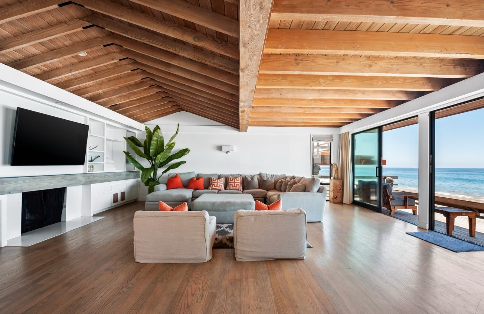 A private Los Angeles home available as a film and photo production location