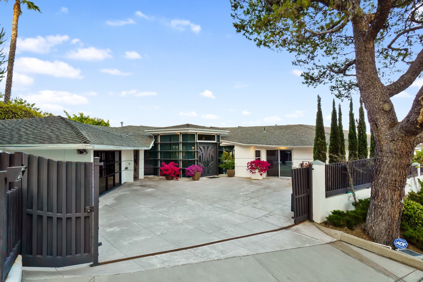 A private Los Angeles home available as a film and photo production location