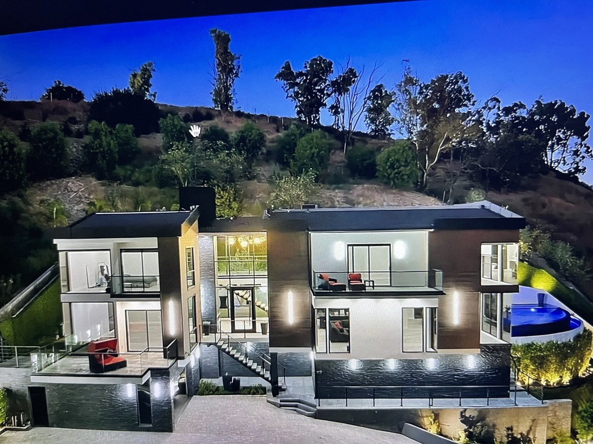 Mod Hip Granada Mansion post thumbnail